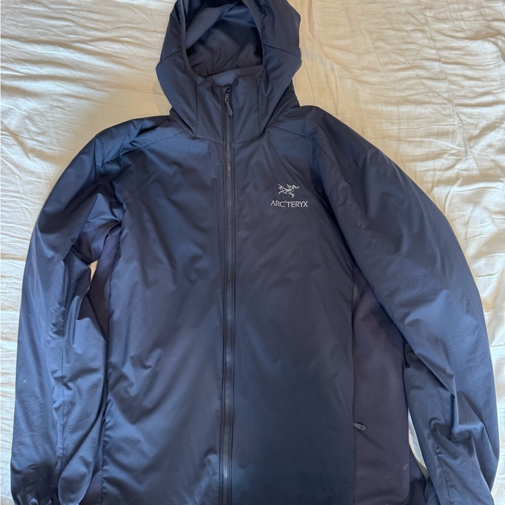 Arc’teryx Men’s Atom Hooded Jacket - Large - Black Sapphire (Dark Blue)
